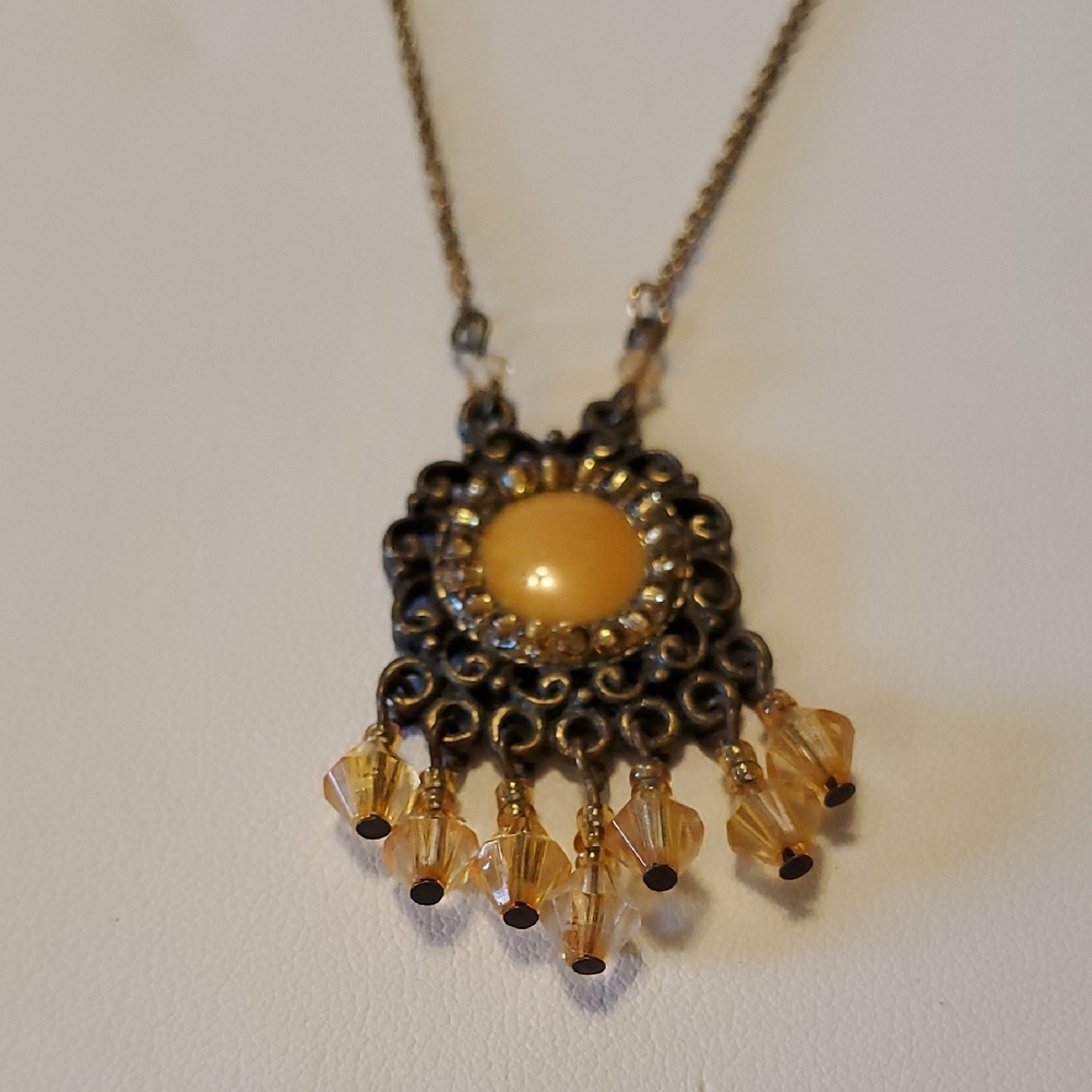 Elegant Gold Pendant Necklace